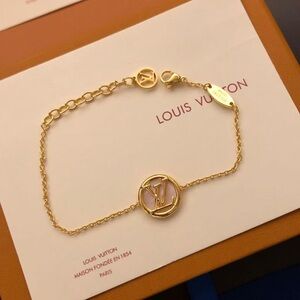Louis Vuitton Elegant Gold Necklace